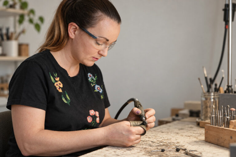 Šperkařka Katia Kolinger při ruční práci na&nbsp;šperku v&nbsp;dílně